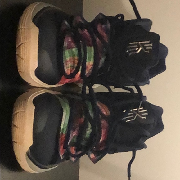 Nike Kyrie 5 “Galaxy” - Picture 3 of 3